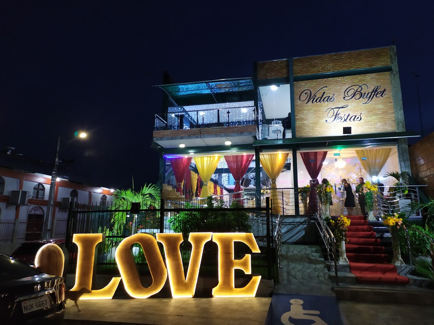 Ambiente e pratos do Vidas Buffet Festas